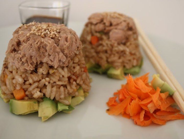 Torres de aguacate, arroz y atún