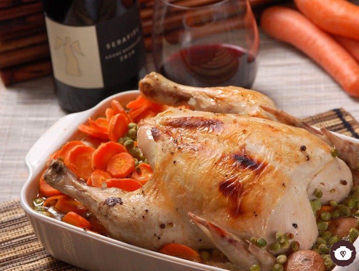 Pollo al horno con papa, chícharos y zanahorias