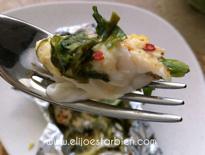 Pescado empapelado con cilantro y jengibre