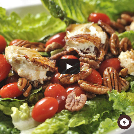 Ensalada de lechuga con tomate cherry y queso de cabra