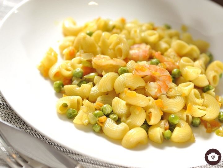 Codos con chicharos y camarones al curry