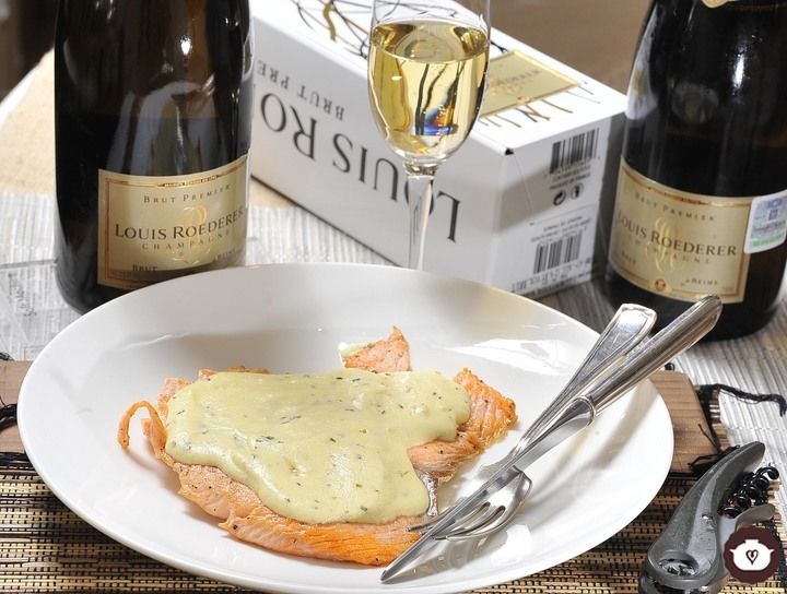Filete de salmón con crema de mostaza y vino blanco