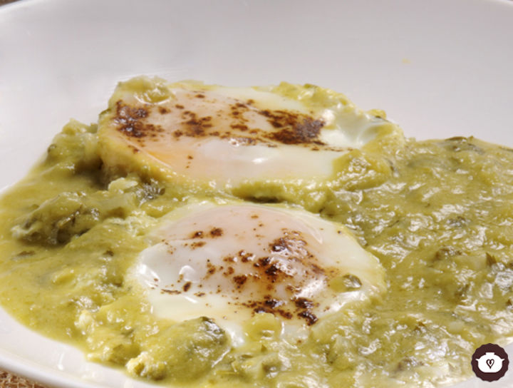 Huevos estrellados en salsa verde