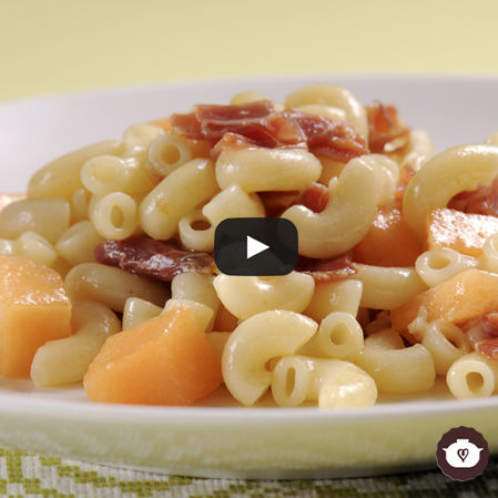 Coditos con melón y jamón serrano