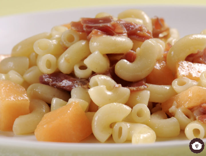 Coditos con melón y jamón serrano