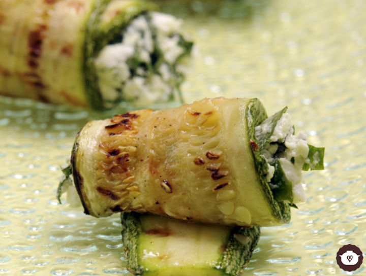 Rollitos de calabacita con queso de cabra