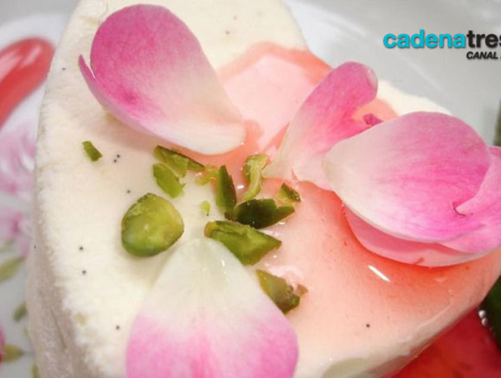 Flan de pétalos de rosas, pistaches y frambuesas