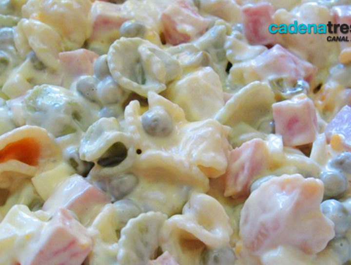 Ensalada de coditos con chícharos y jamón