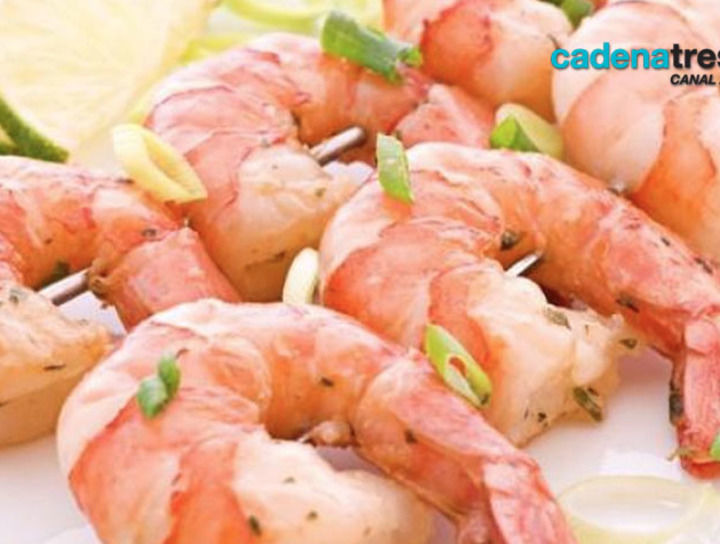 Brochetas de camarón con tzatziki, espinacas y feta