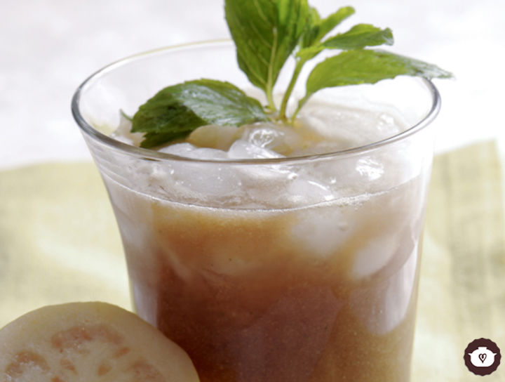 Agua de guayaba con limón y hierbabuena