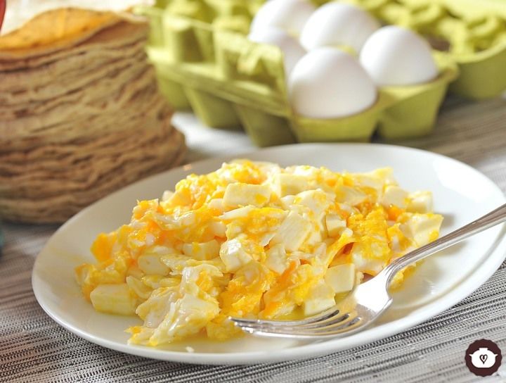 Huevos revueltos con queso panela