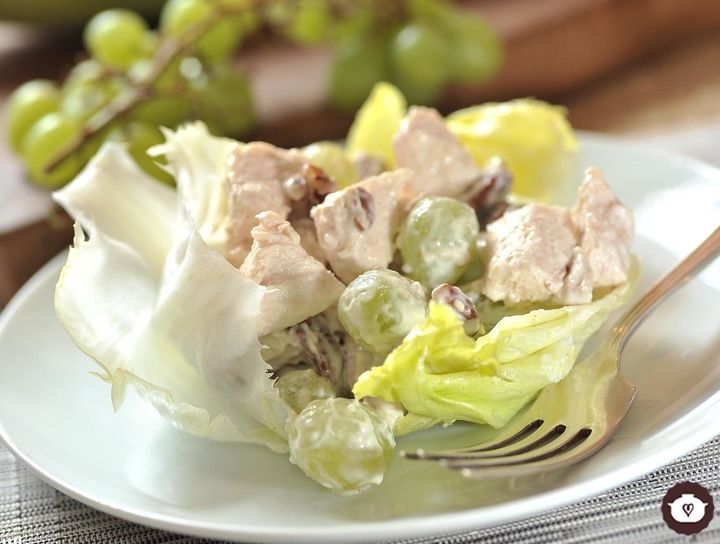 Ensalada de pollo con uvas y nueces