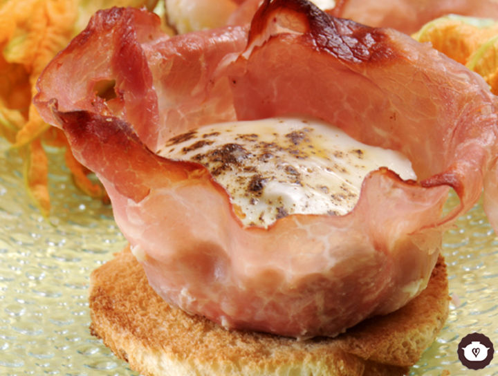 Bollitos de huevo con jamón, flor de calabaza y champiñones