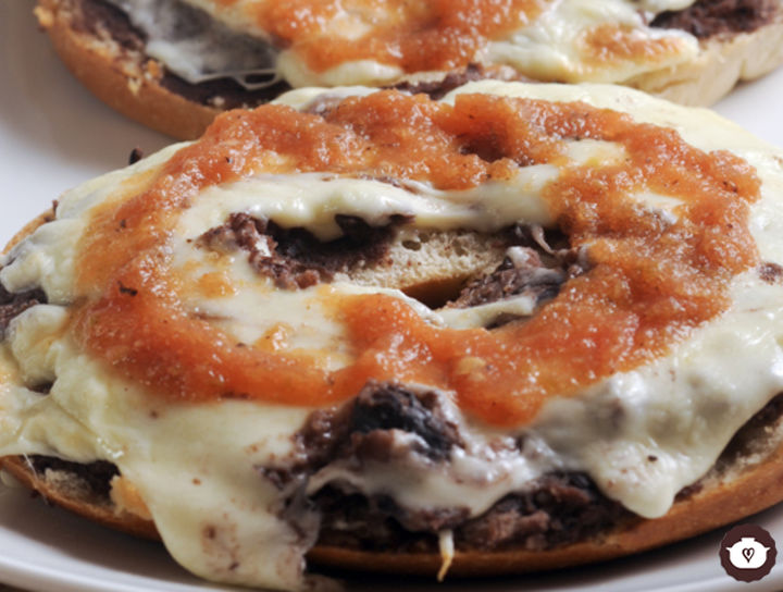 Molletes de bagel