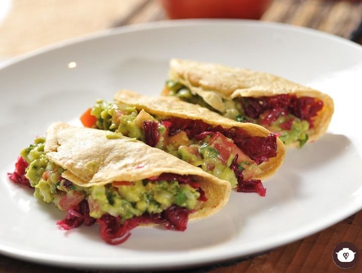Tacos de jamaica con guacamole
