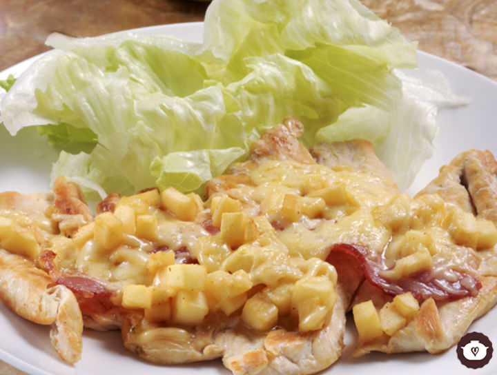 Pechugas de pollo con tocino, queso y manzana