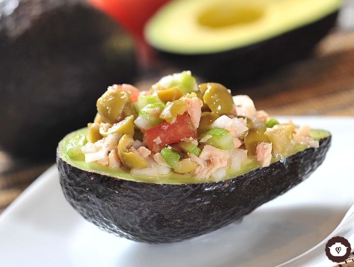 Aguacates rellenos de atún