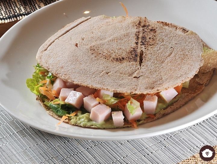 Sándwich de pan pita con aguacate