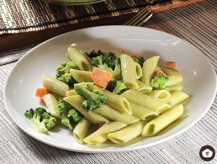 Pasta fría con aderezo verde y verduras