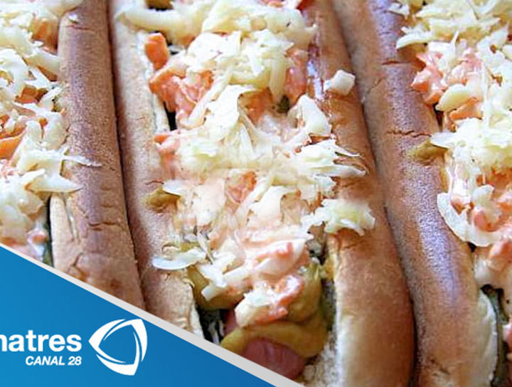Hot dogs con queso cheddar, manzanas y poros braseados