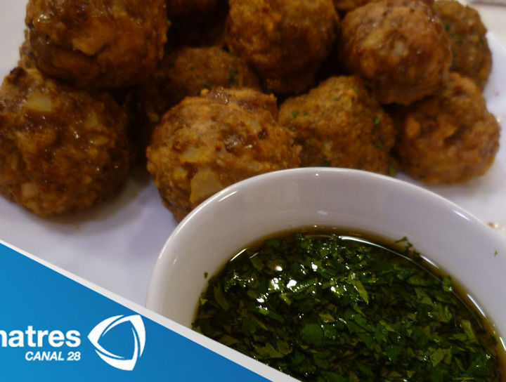 Albóndigas asiáticas con aderezo de limón y ajonjoli