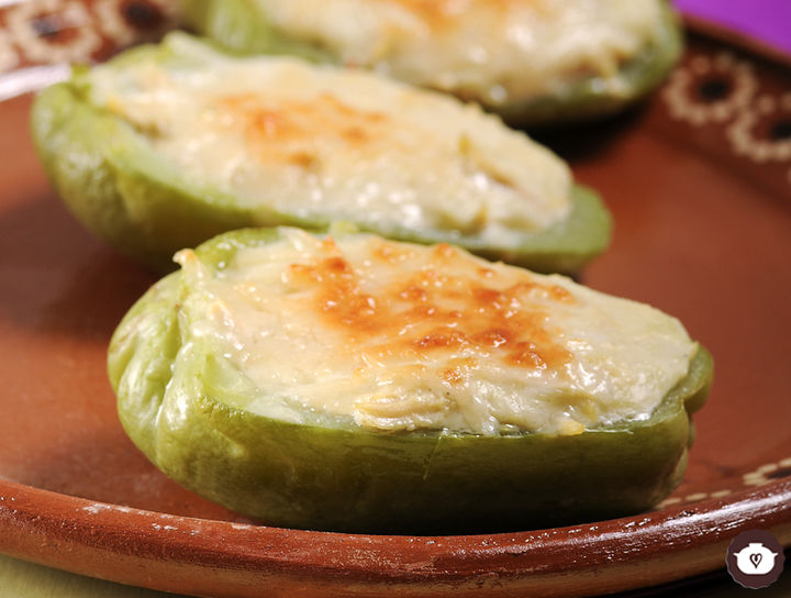 Chayotes rellenos de pollo