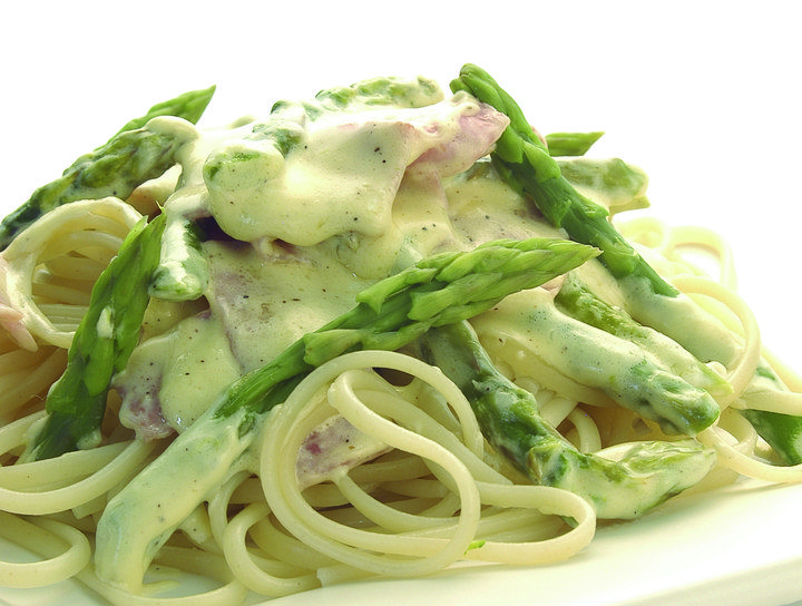 Spaghetti con Espárragos y Jamón a la Crema