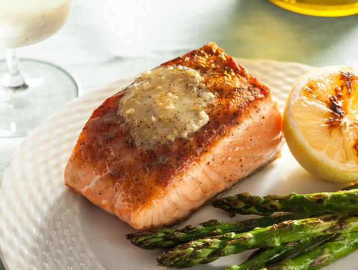 Salmón a la parrilla con mantequilla de limón y pimienta