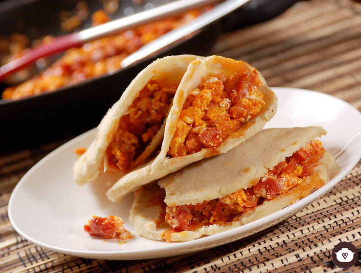 Gorditas de huevo con chorizo