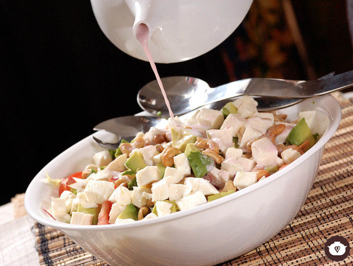 Ensalada de aguacate con aderezo de granada