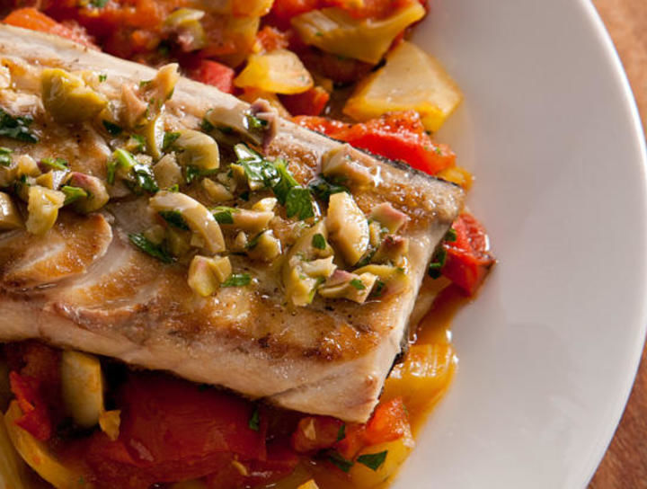 Lenguado a la plancha con tomate, hinojo y alcaparras