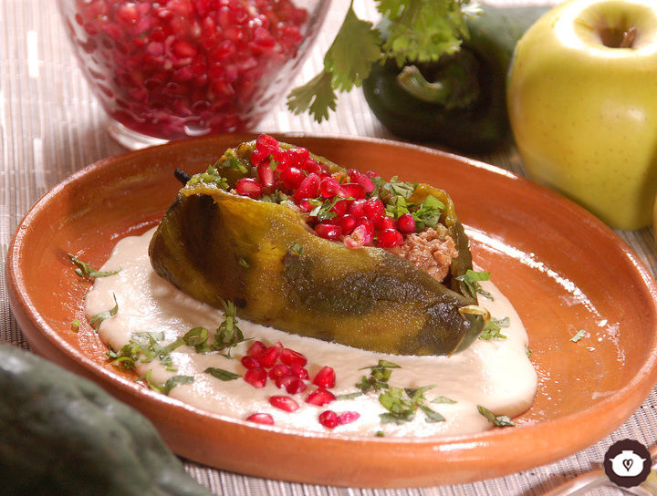 Chiles en nogada de almendras