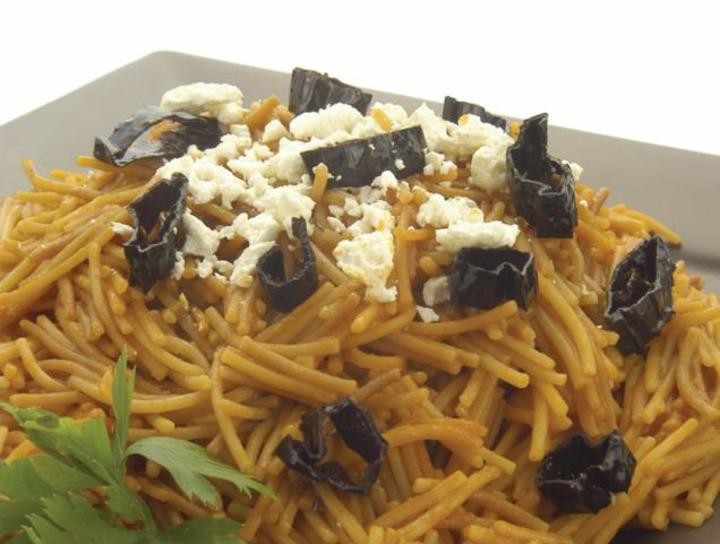 Fideo seco con chile pasilla, queso y crema