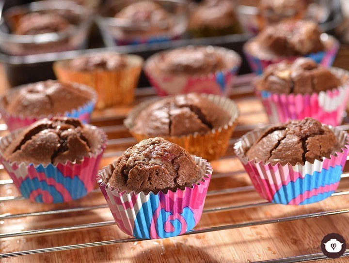 Cupcakes de chocolate rellenos de frambuesa y chocolate blanco