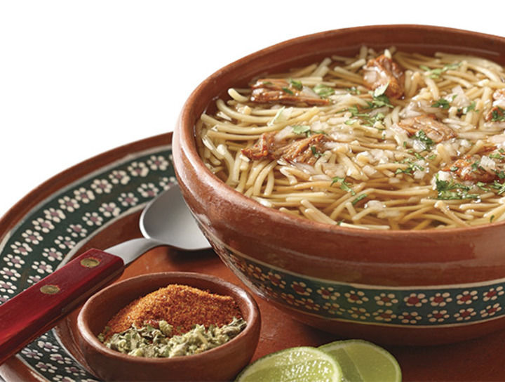 Serenata de fideos en consomé de barbacoa