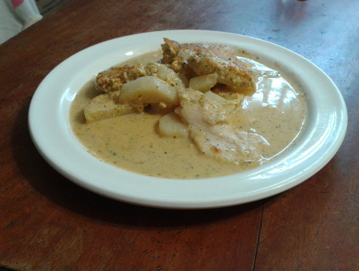 Filete de pescado en sofrito de jitomate y albahaca a la crema