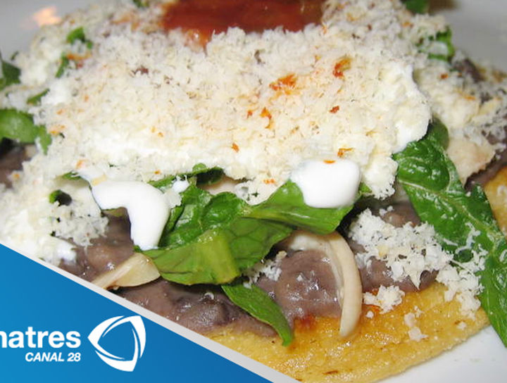 Tostadas de frijol con salsa verde asada