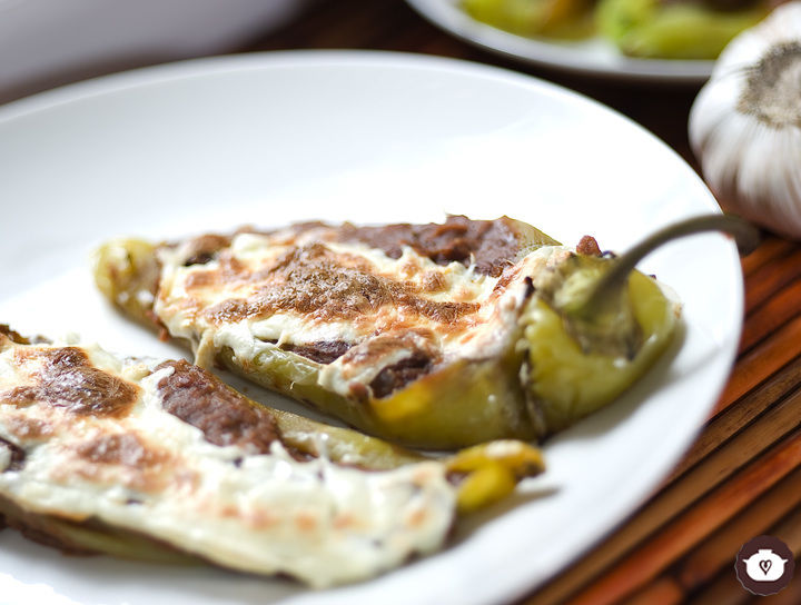Chiles de agua rellenos de frijol