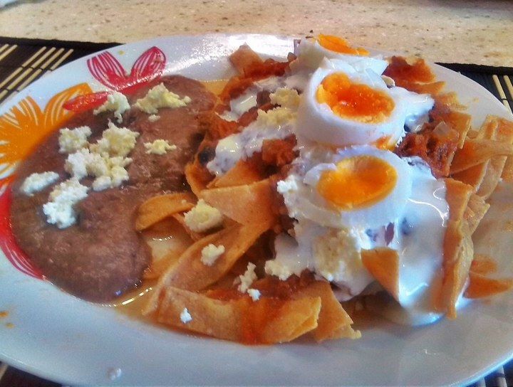 Chilaquiles con huevo y machacado