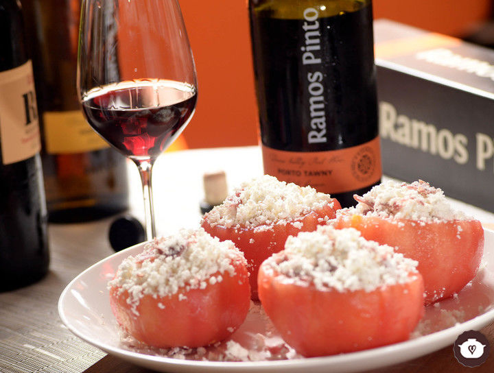 Jitomates rellenos de queso fresco y jamón serrano