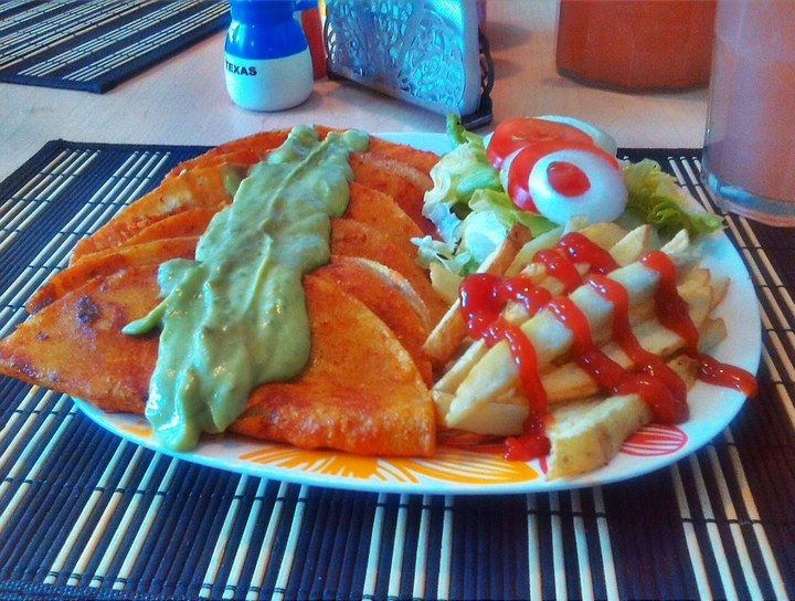 Enchiladas rojas de deshebrada con salsa de aguacate