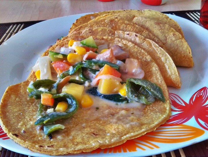 Tacos de verduras con crema y queso