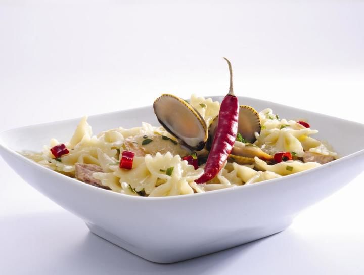 Farfalle con lluvia de perejil, chile de árbol y almejas