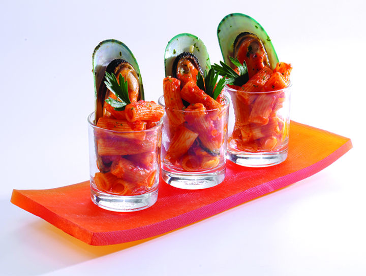 Espiral y mejillones ahogados en pomodoro