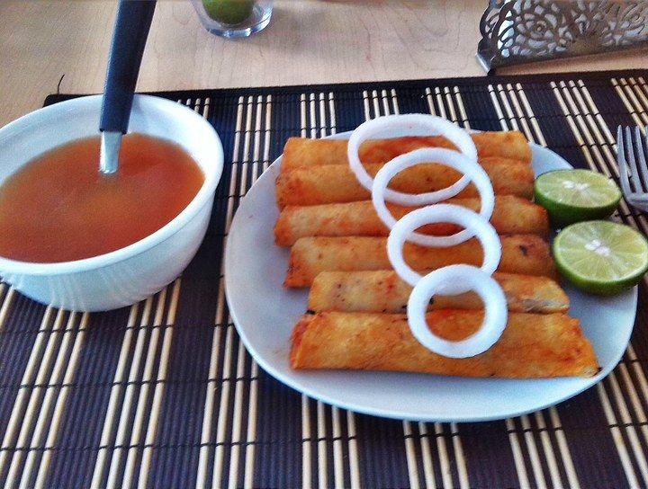 Tacos rojos con consomé