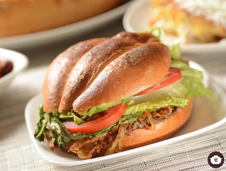 Torta de pierna con cebolla caramelizada