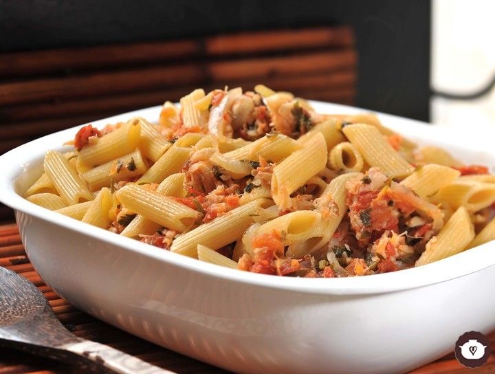Penne rigate con bacalao a la veracruzana