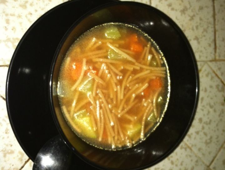 Sopa de fideo con verduras