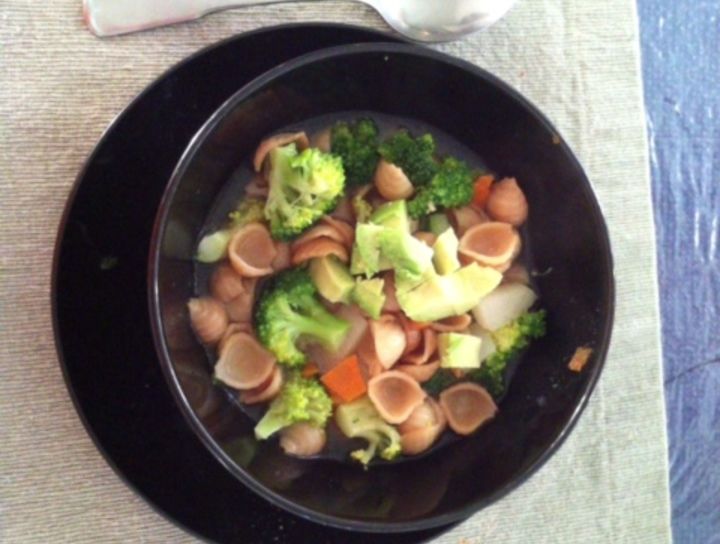 Sopa de concha con aguacate y brócoli