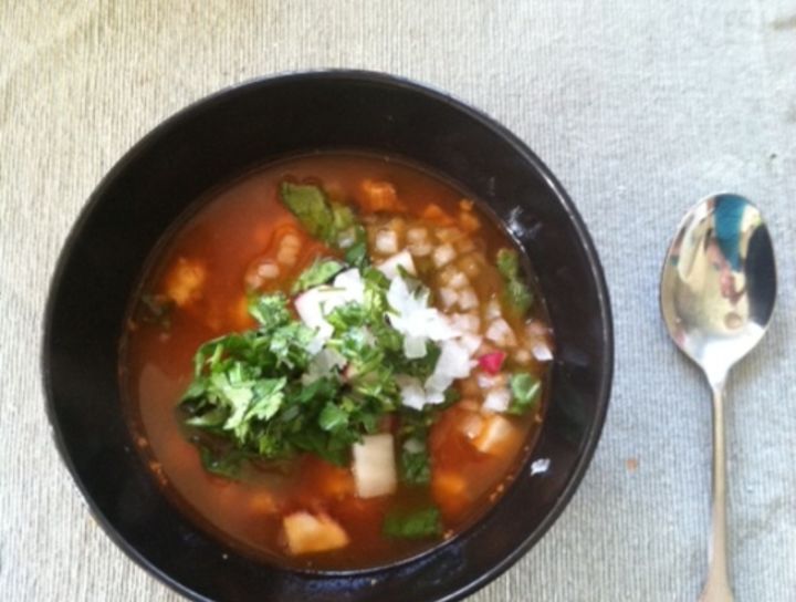 Pozole de puerco con sabor a chipotle
